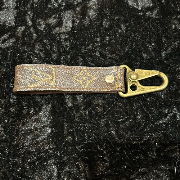 AUTHENTIC LV LEATHER CLIP ON - Picture 3 of 3
